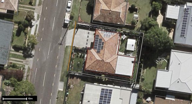 Aerial of 31 Cresthaven Drive, Mansfield QLD 4122 with the block outlined